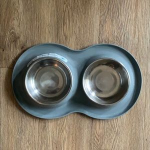 Double dog feeder with rubber matt & 2 bowls